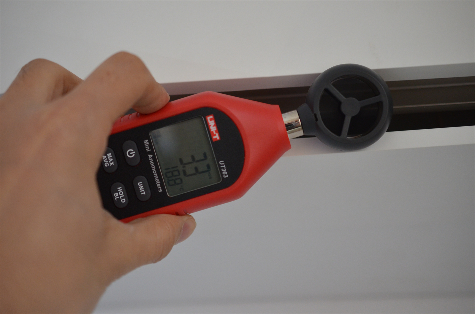 风速计在空调上出风口显示为3.3米/s.