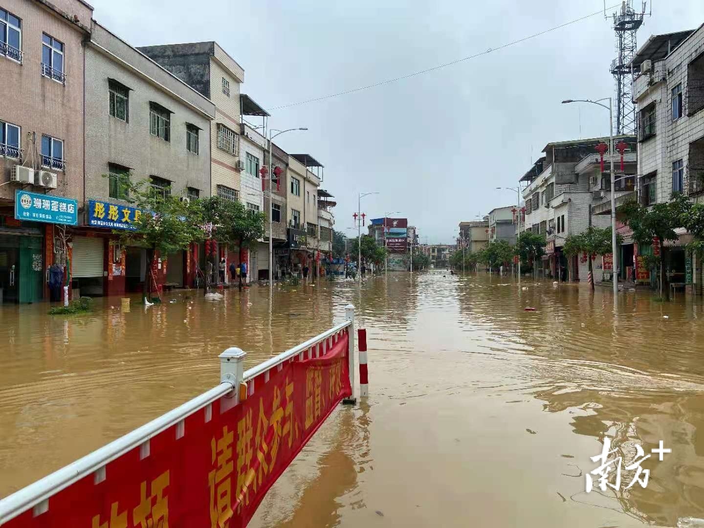 直击惠州暴雨|龙门雨量刷新广东记录,大亚湾发布暴雨红色预警