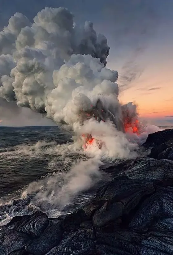 夏威夷火山噴發的瞬間 產生的能量彷彿可以摧毀一切