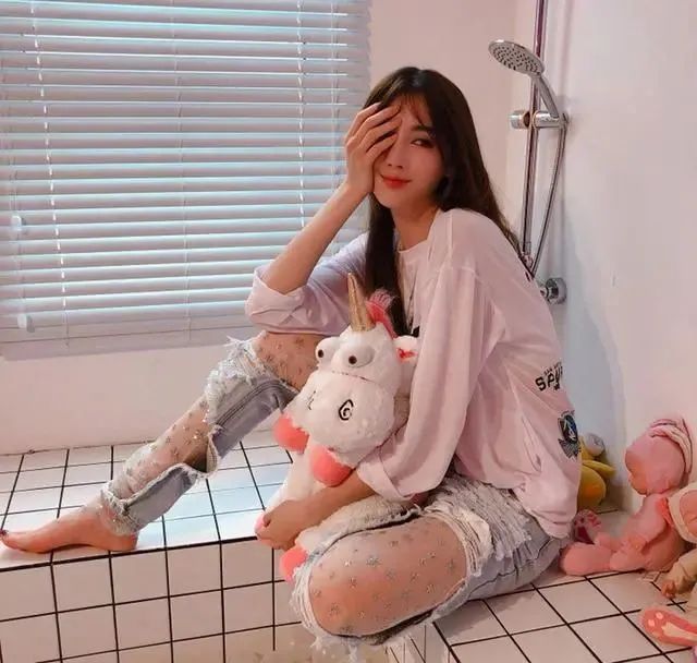 当他们一同坐上大巴车之后,这位李乔丹一直在与贾乃亮对话,镜头远超