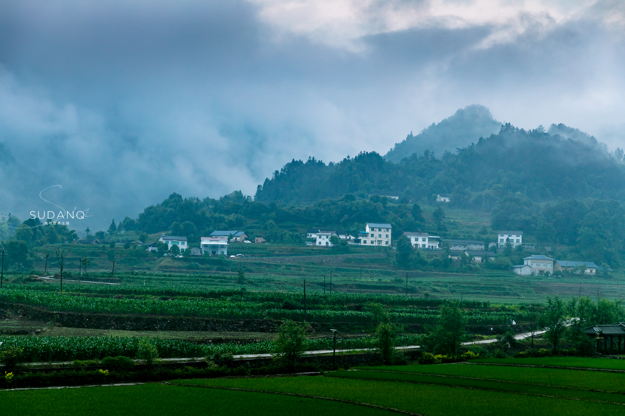 石柱村位于九畹溪镇,距离县城75公里,因村边山上曾有一大石柱,故名"
