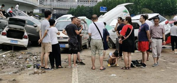 对暴雨还心有余悸的市民围在一起聊天。郑子愚摄