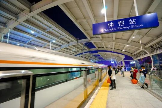 此次 仲恺站更名为陈江南站,很大原因是赣深高铁仲恺站于今年年底投入