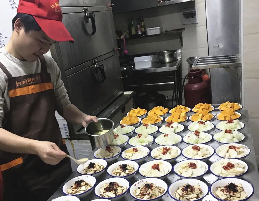 6 经过将近两个月的紧锣密鼓的装修,何爹浏阳蒸菜中电软件园店迎来了