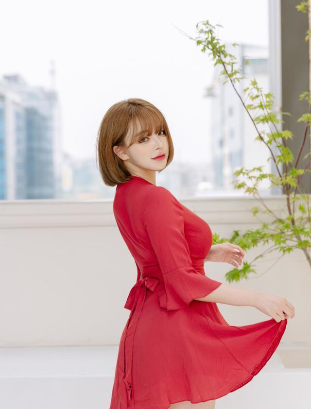 一袭红裙的韩国美女模特,甜甜的短发,傲人的身材,格外性感迷人