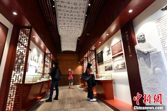 图为严复故居内展示的相关资料。 吕明 摄