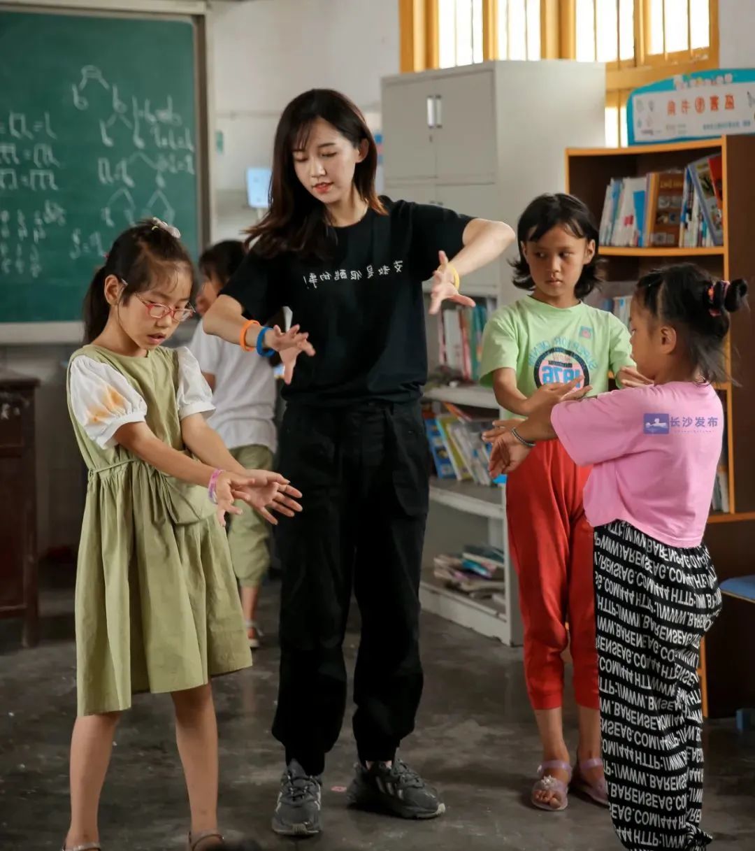 大火的最美支教老师被网友深扒真相呢