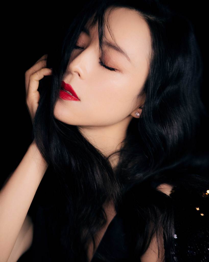 张静初大红唇加波浪卷效果拉满鎏金礼服高贵冷艳万种风情