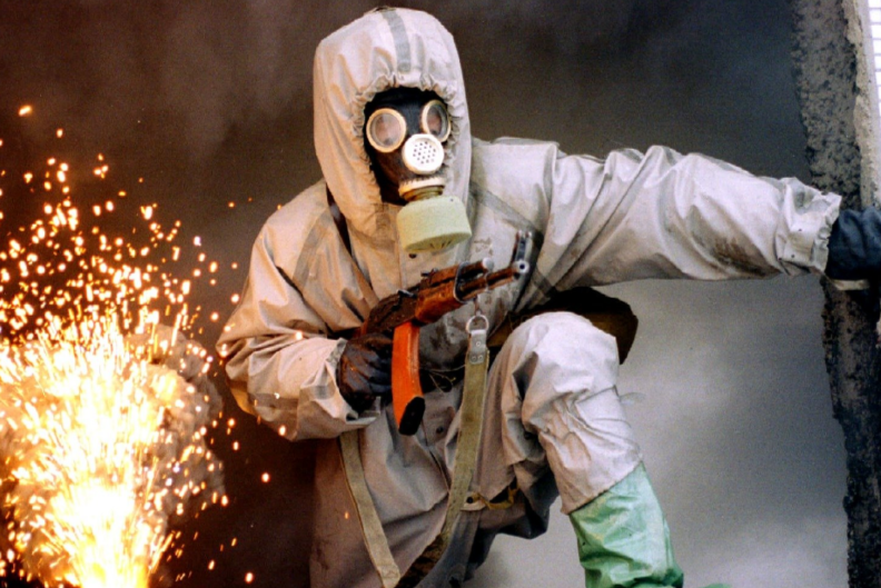 眼熟,在此前叙利亚战场上,美方就使用过这一招,其故意释放化学武器