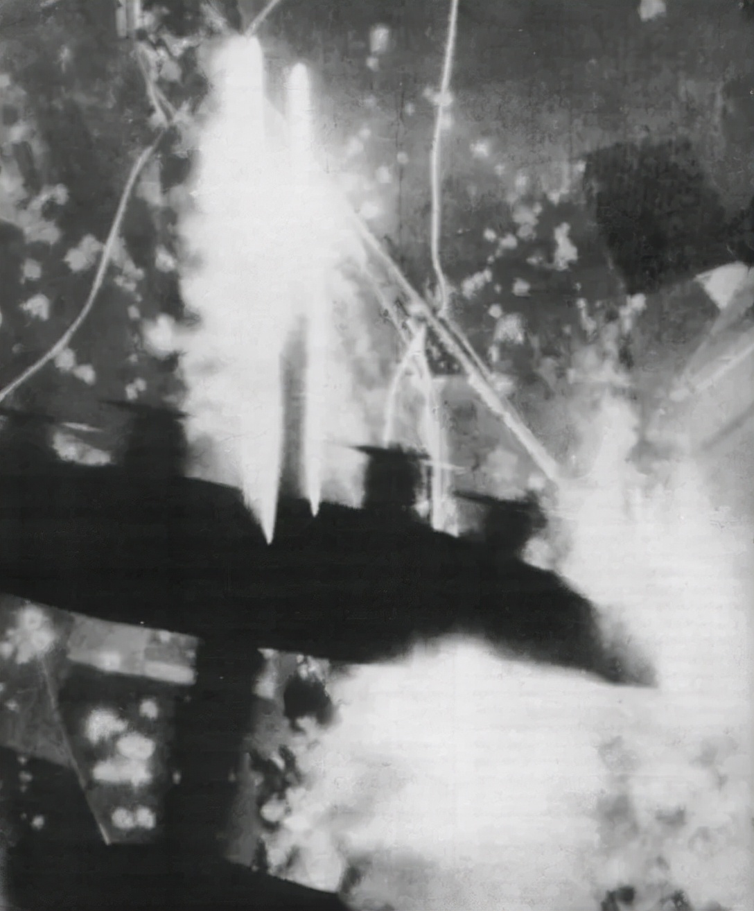 上图_ 英国空军针对柏林的夜间轰炸
