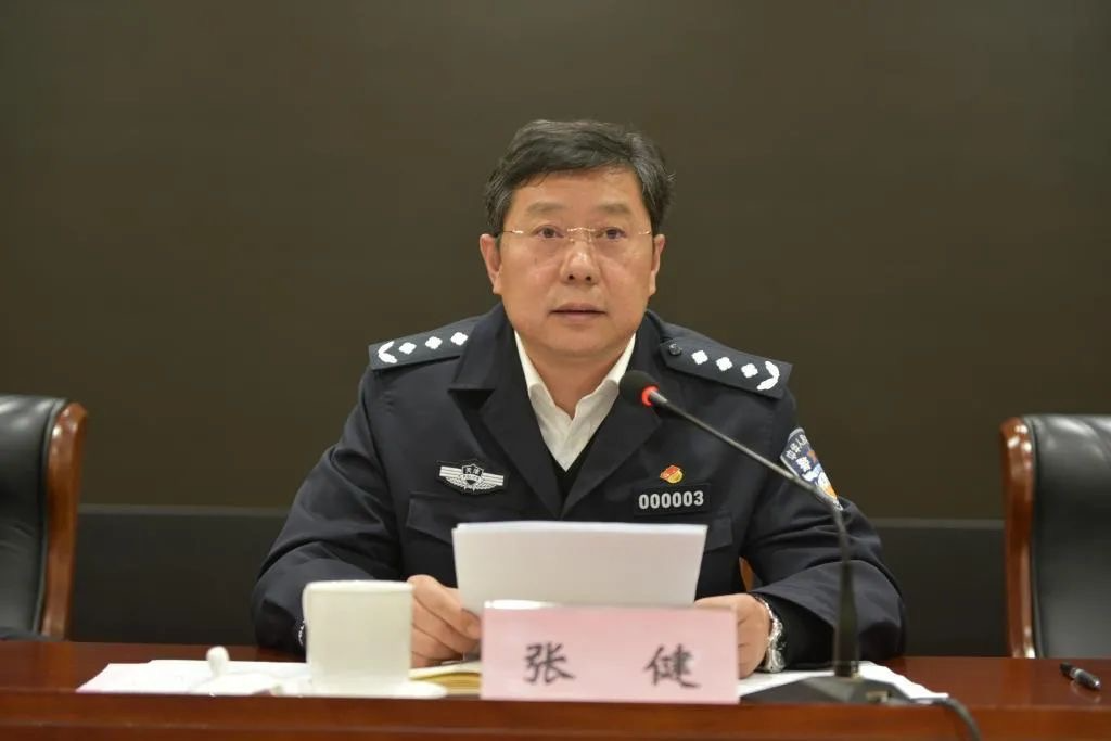 张健1965年7月生于天津,在职研究生学历.