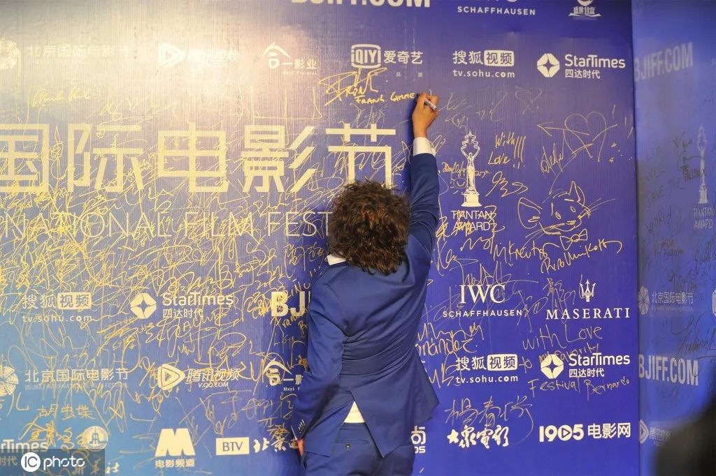 "在韩林看来,粉丝抢签名板来卖,实在是一个不划算的生意.