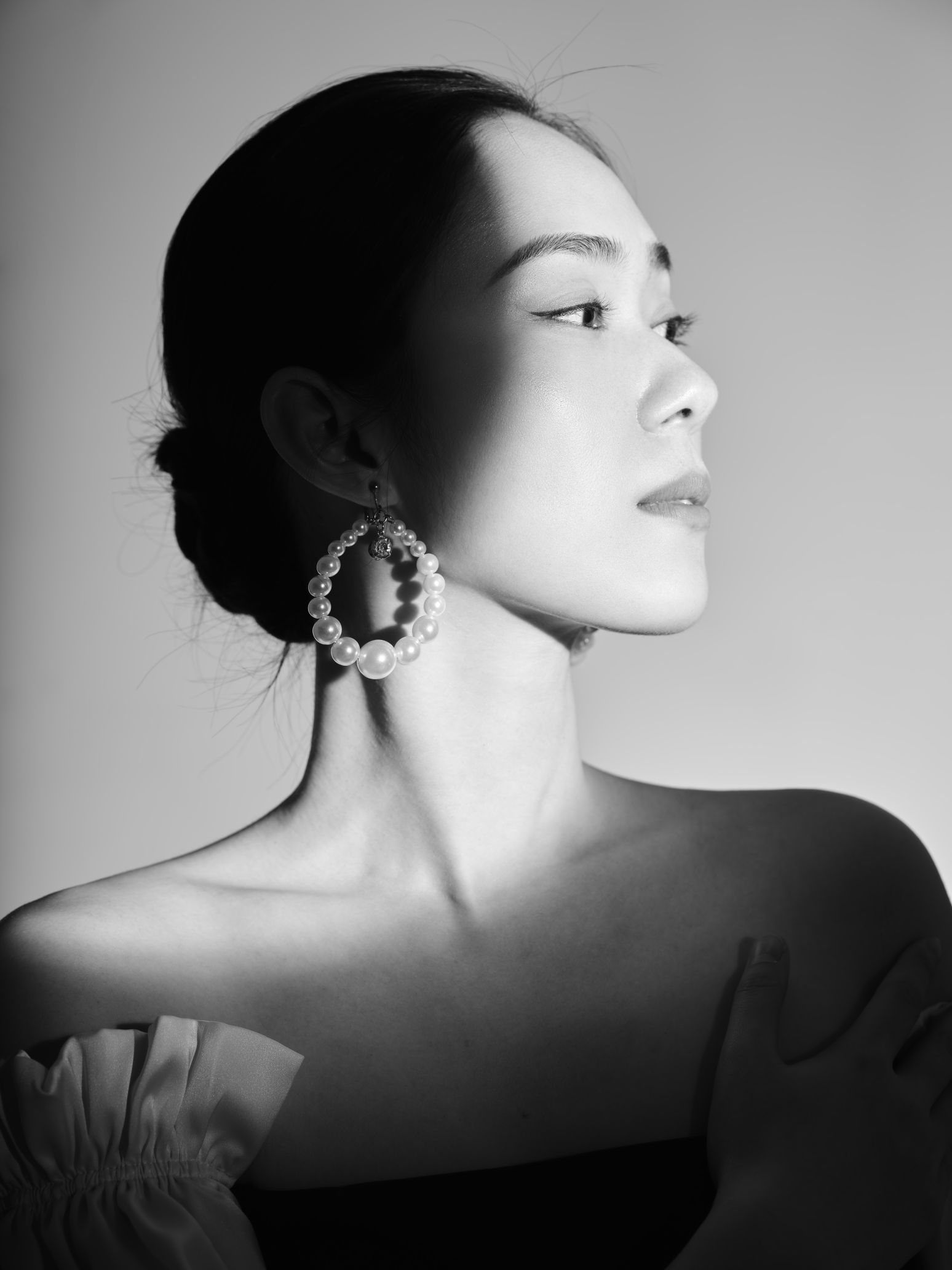 韩聪聪写真曝光黑白光影交错,浪漫诠释优雅与柔情