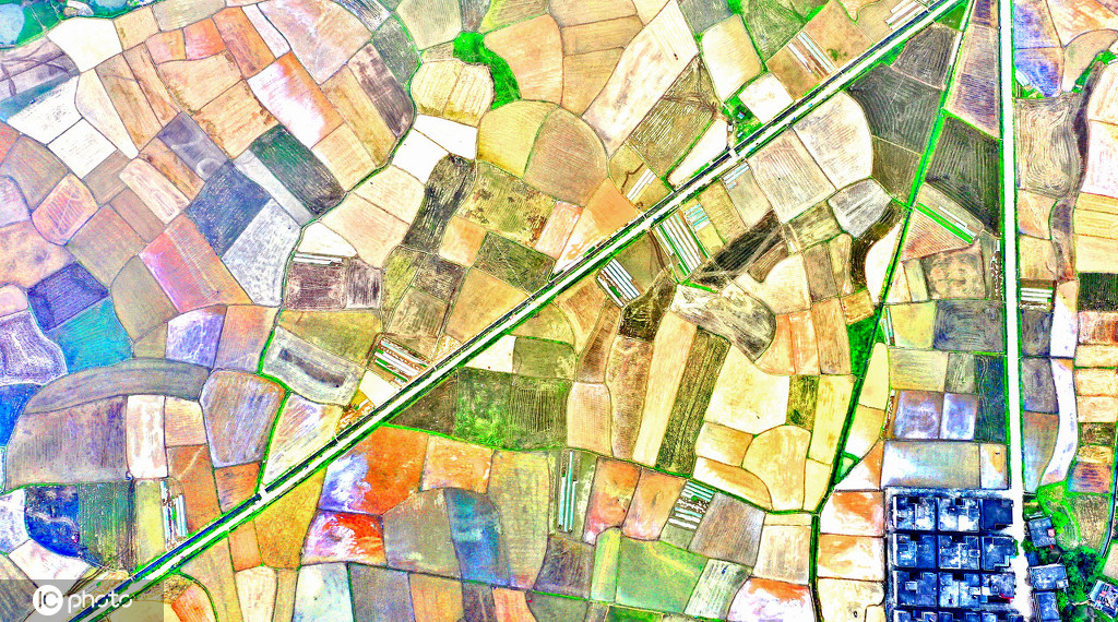 在江西省吉安市永丰县佐龙乡罗富村,从空中俯瞰春耕田园,色彩斑斓,风景如画。仲春时节,江西省吉安市永丰县风和日丽,当地农民抢抓晴朗天气投入水稻春耕春种生产。翻耕整理后的稻田色块交错似织锦,在春阳的映照下呈现大地韵律之美。