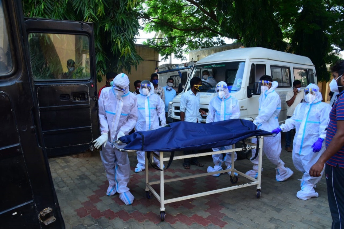 5月3日,印度医务人员在卡纳塔克邦转运新冠死亡患者的遗体新华社 图