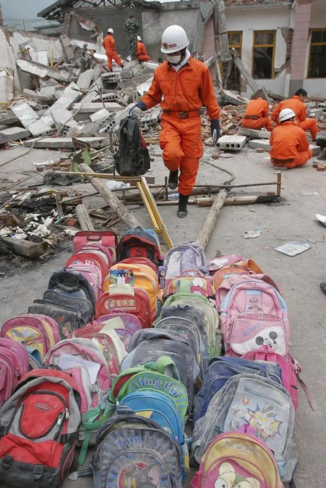 汶川地震十三年,那个声名狼藉的范跑跑,丢下学生先跑后过得咋样