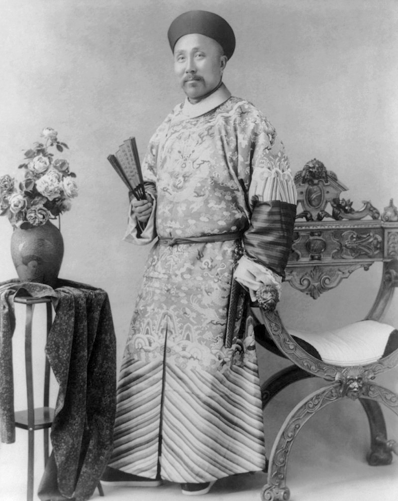 清朝海军唯一的主力舰——海圻号巡洋舰并不在本土,而是受命赴英庆贺