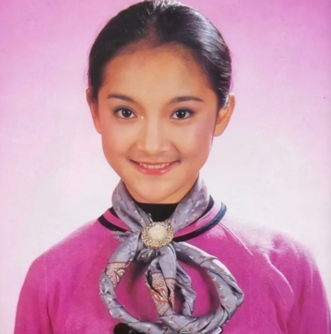 周迅童年旧照曝光!大眼睛乌黑溜圆堪比水晶葡萄