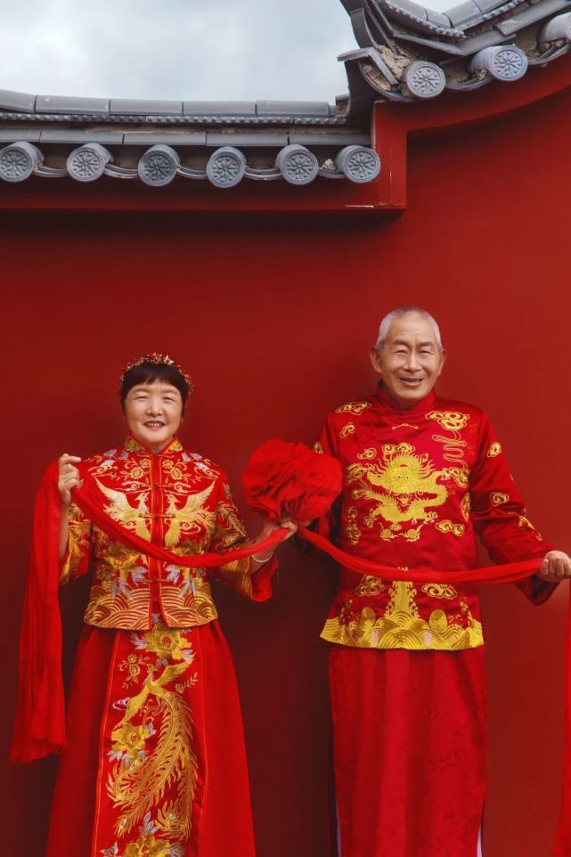 丽江这群金婚老人们实在太甜蜜!