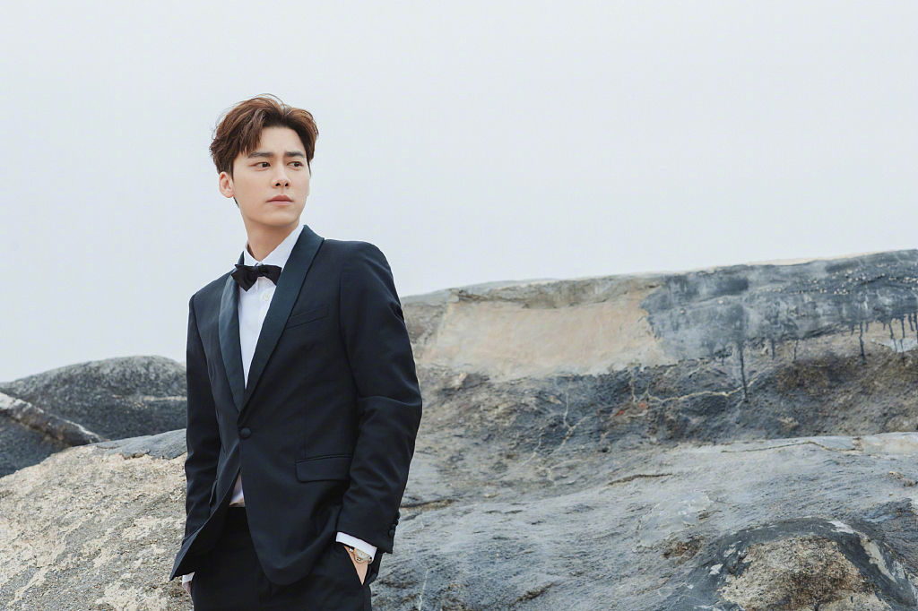 李易峰亮相2021金鸡奖闭幕式穿黑色西服套装高大绅士