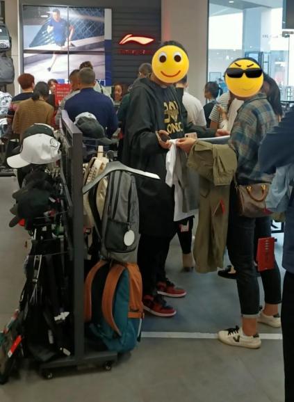 最近在社交媒体上,国产球鞋引起关注的还有涨价、缺货的消息。