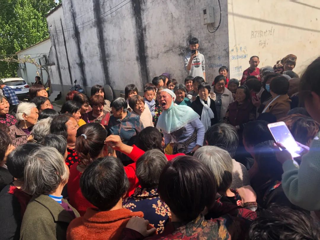 4月17日,村民们围着黄河一姐看他哭丧.新京报记者 王翀鹏程 摄