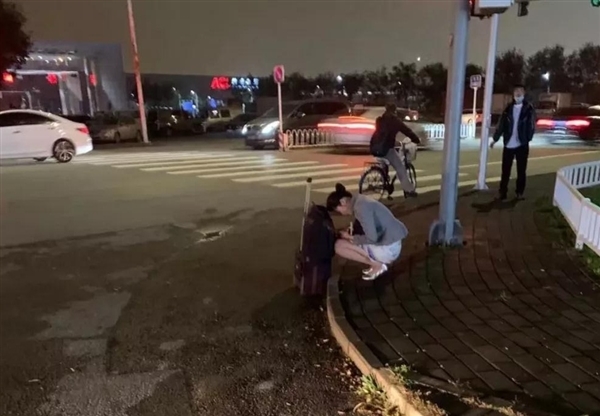 空姐被冻瑟瑟发抖:海航领导深夜体验北京0度寒风