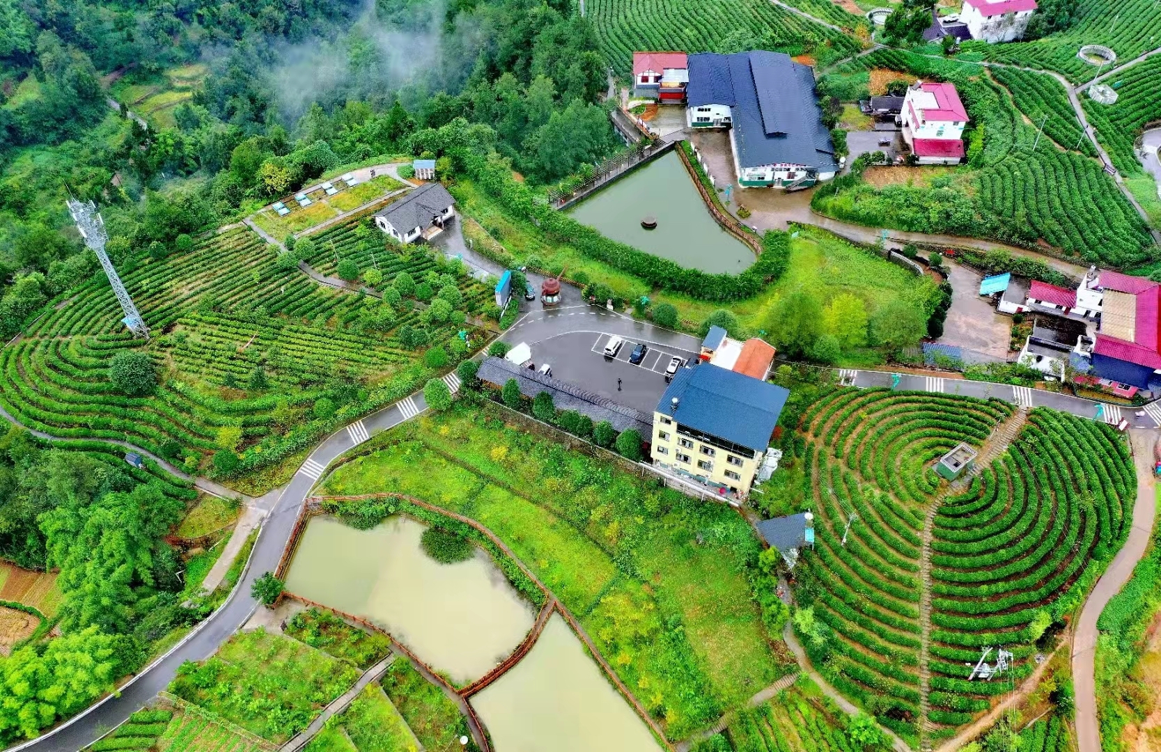 航拍旺苍美丽乡镇,云雾笼罩像是披上了一层轻纱,似仙女下凡!