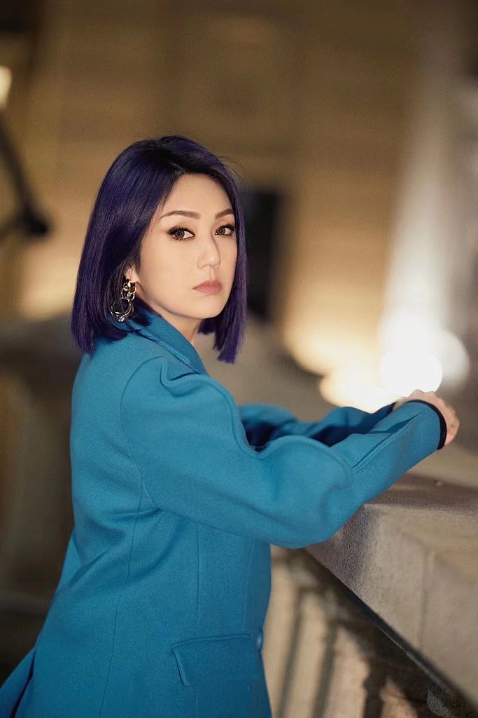 杨千嬅亮相央视榜上榜年度盛典着蓝色阔肩西服气场全开