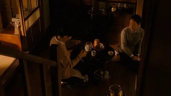 精致的构图之中,作为空间的房间,两位隔代女性形成互相映照的关系