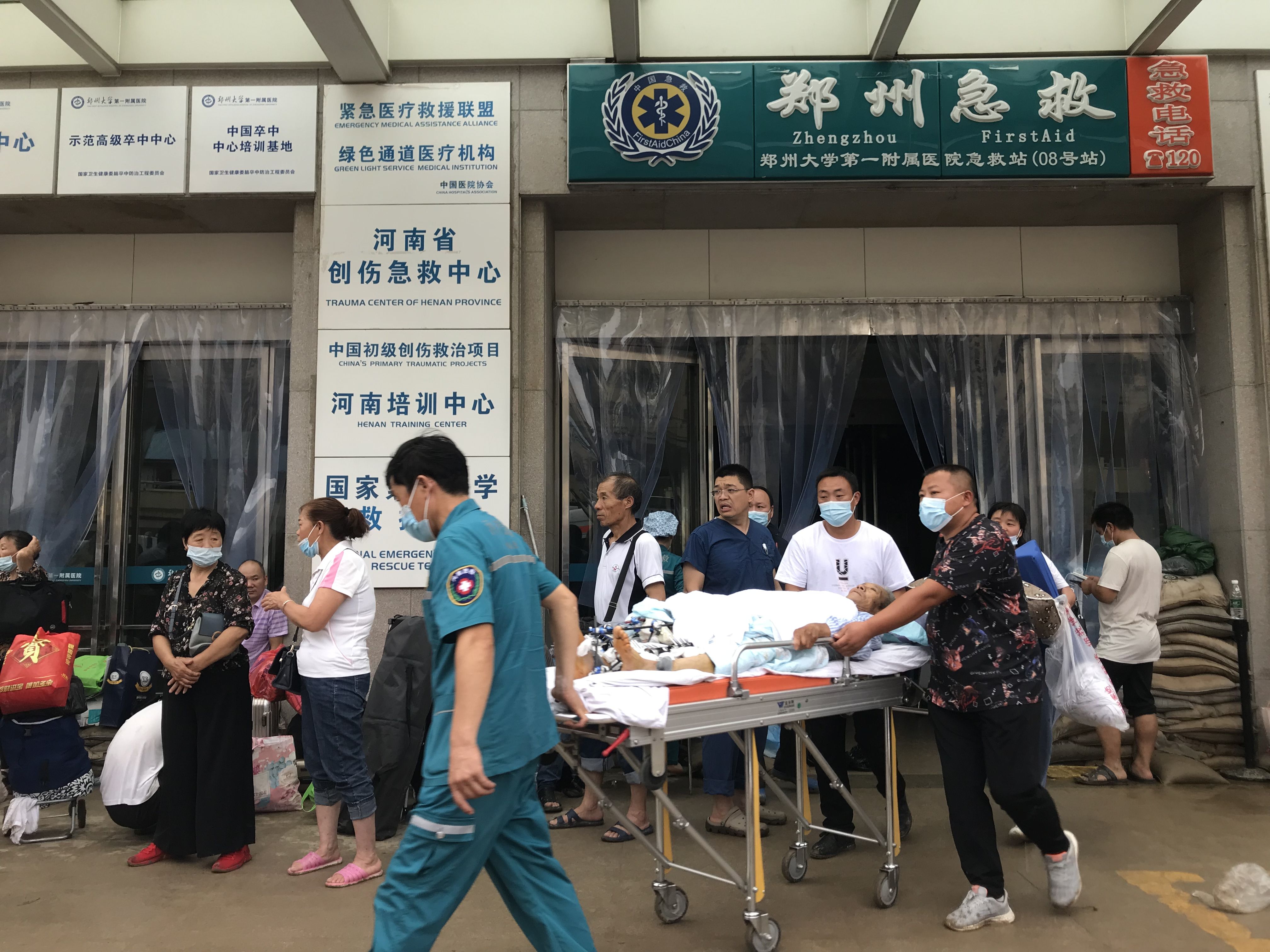 7月21日下午，郑大一附院（河医院区），医护人员安排急诊室内患者转院。新京报记者 聂辉 摄
