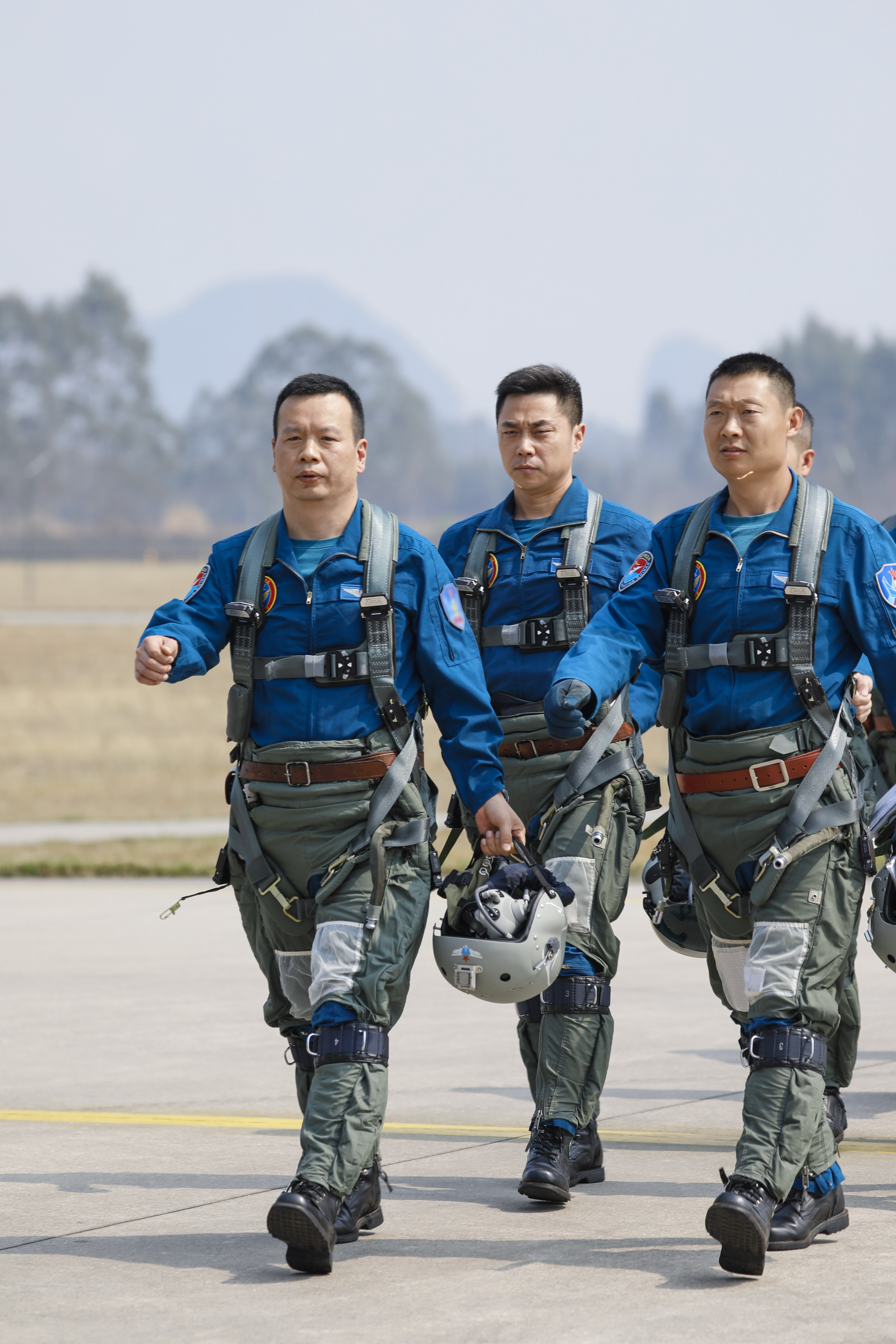 2月23日,復飛重返戰位的一等功空軍飛行員王建東與戰友列隊走向戰機