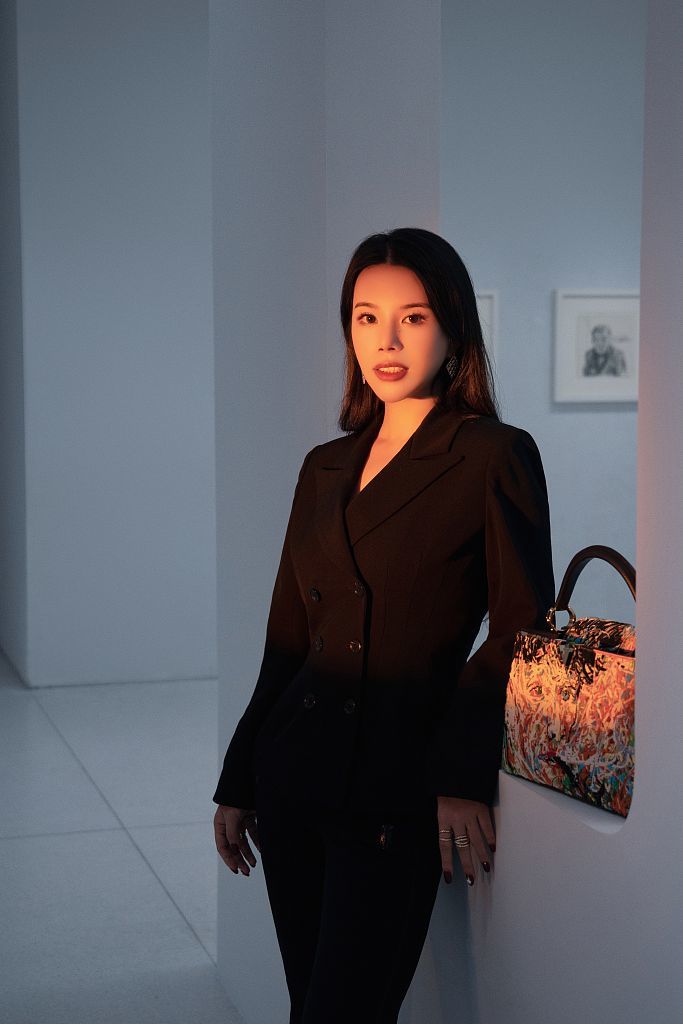 余晚晚出镜lv大片又飒又美 展现艺术与时尚碰撞独特魅力_凤凰网娱乐