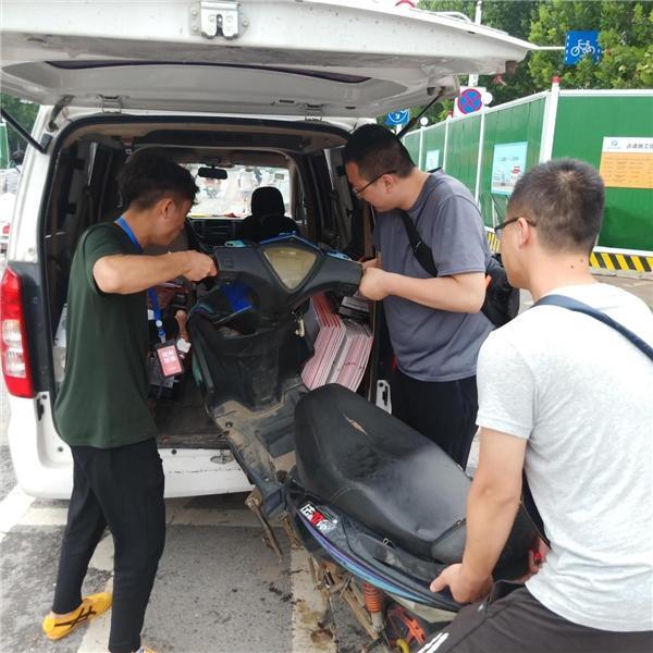 雅迪还推出了一系列帮扶救援措施:免费为所有电动车用户提供电动车