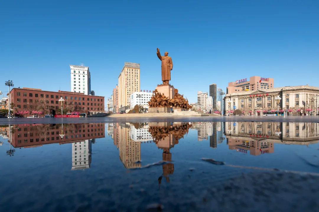 在他们笔下,艳粉街,中山广场,青年大街······既是美好故事的