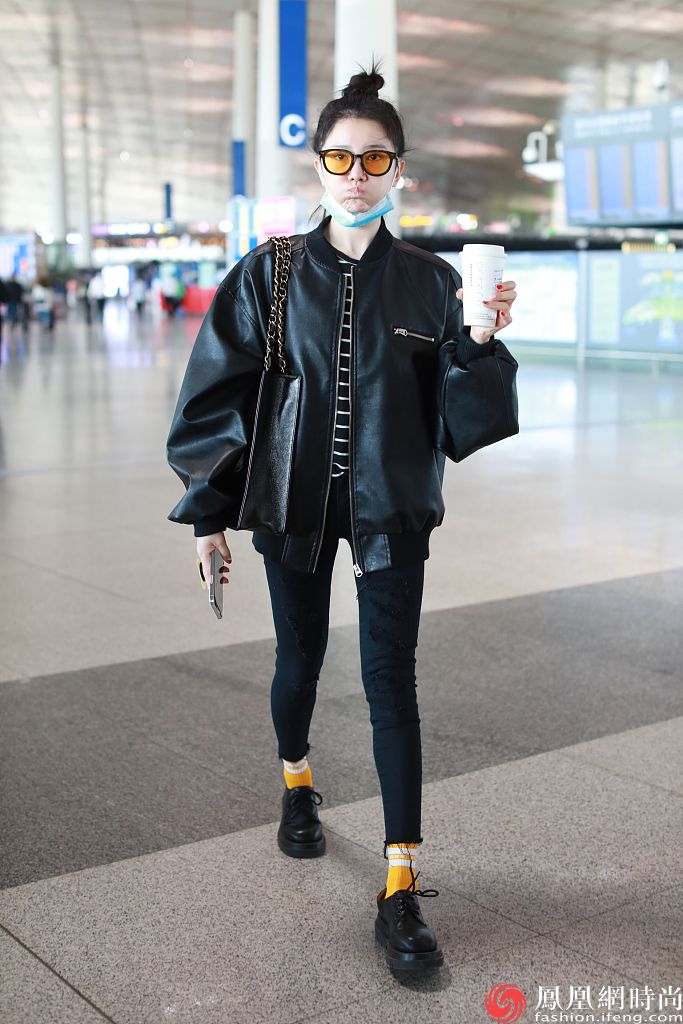 打开凤凰新                     2021年4月20日,北京,陈小纭机场街拍