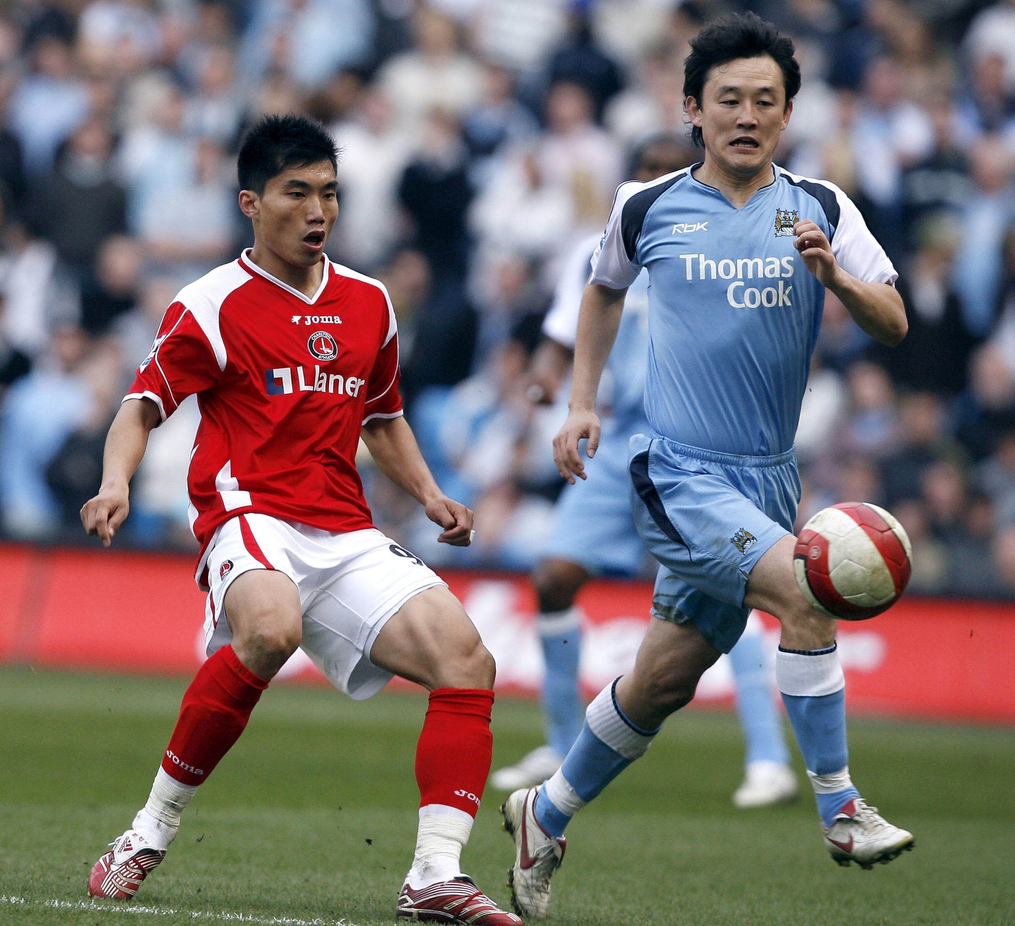 资料图：2007年4月6日，曼城队球员孙继海（右）与查尔顿队球员郑智在2006/07赛季英格兰足球超级联赛第32轮比赛中。新华社发