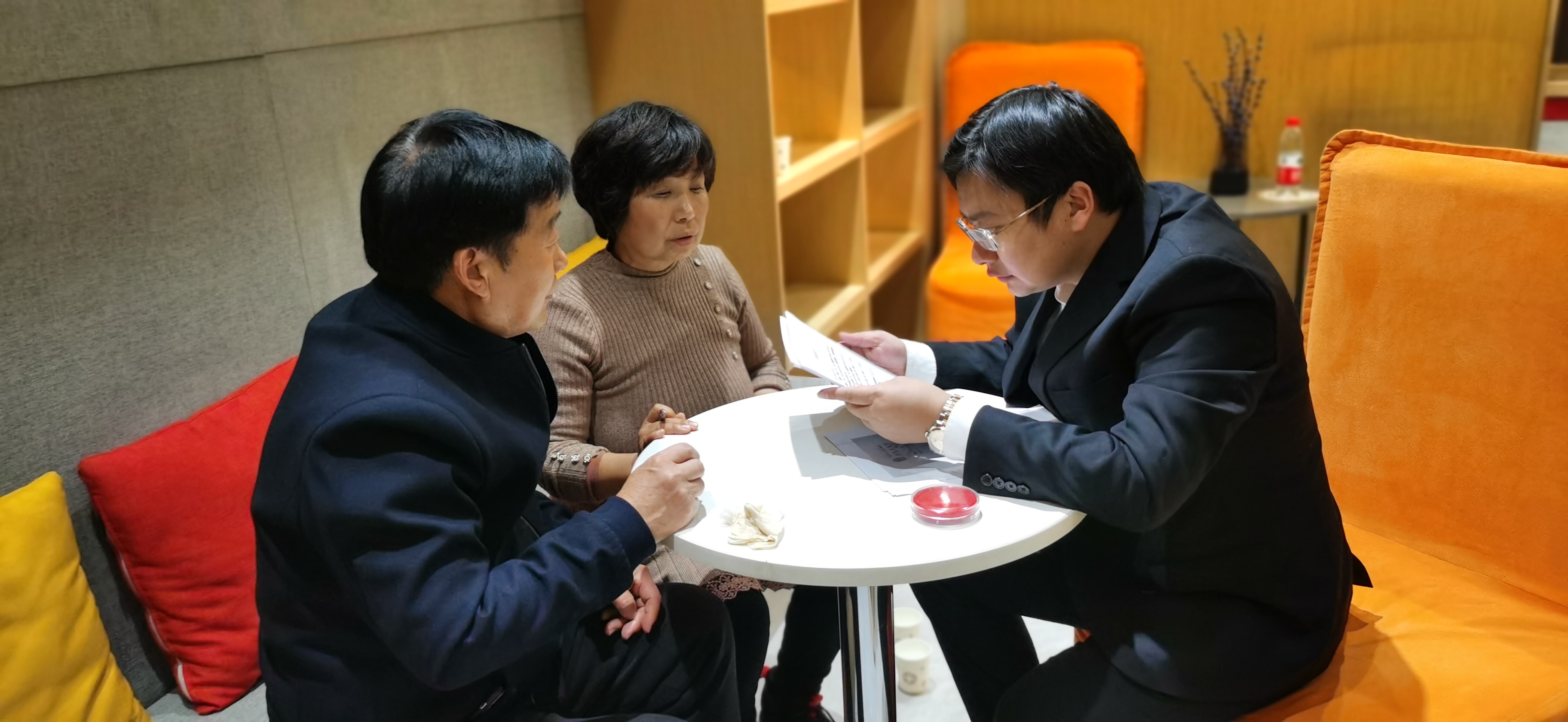 姚策亲生父母与代理律师周兆成沟通案情.受访者供图