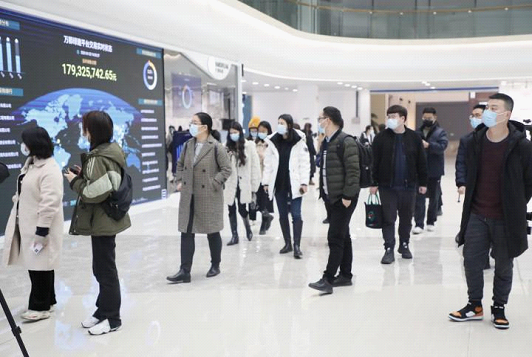 媒体参观万郡绿建展示中心做客本次直播的两家企业分别为温洁尔厨房