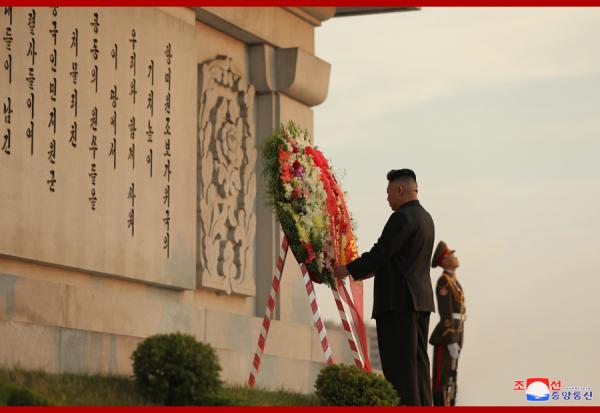 金正恩参谒中朝友谊塔