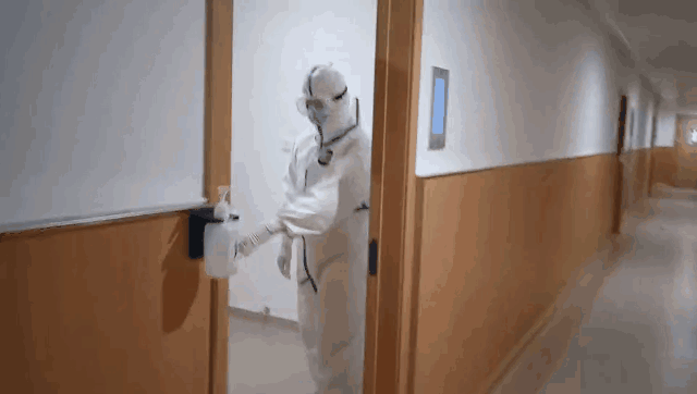 ▲医护人员进入隔离病房