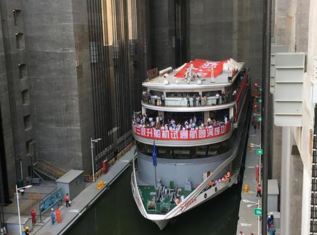 图为三峡升船机