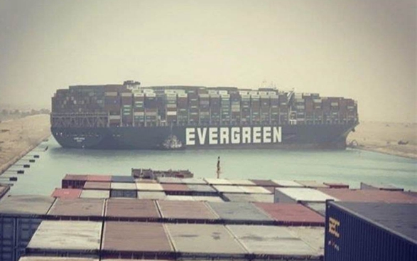 台湾长荣海运超大型货柜轮“长赐轮”（Ever Given）周二（23日）卡在苏伊士运河，阻断运河双向船只航行。（图片取自台媒）