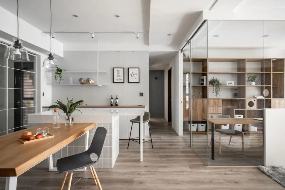 196㎡清新宅,巧用弧形玻璃隔断,和猫咪共享舒适生活