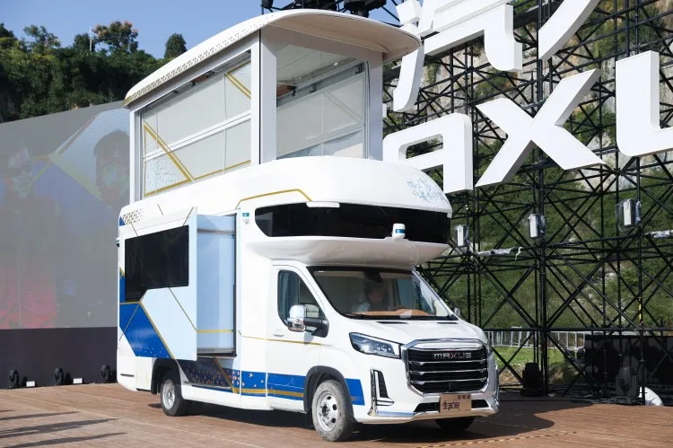 两层楼的设计可谓是别出心裁,同时也符合近期大型豪华房车的主流设计