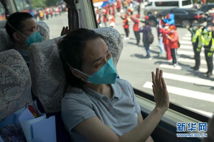 2020年4月15日，武汉市民自发上街送别北京协和医院国家援鄂抗疫医疗队。新华社记者 熊琦 摄图片来源：新华网