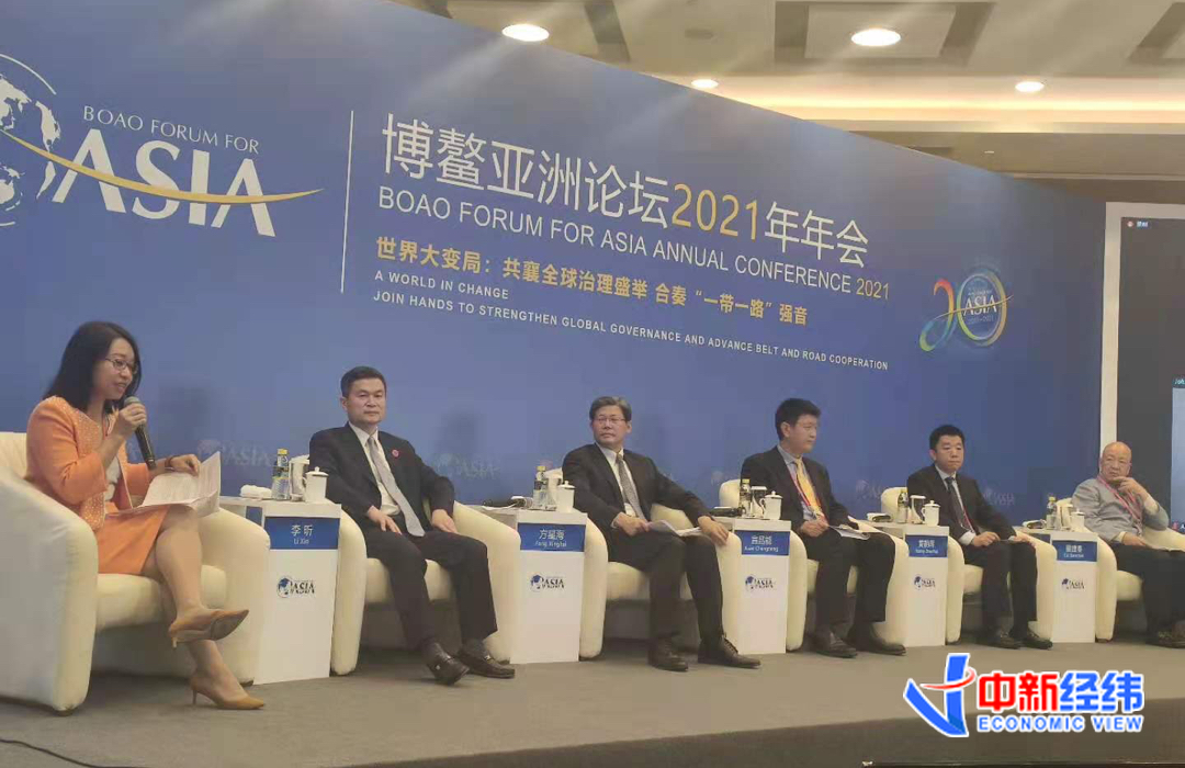 中国证券监督管理委员会副主席方星海(左二) 中新经纬 魏薇 摄
