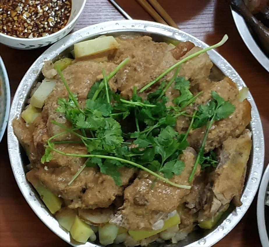 去了一趟广西,才发现当地人喜欢用不锈钢盆装菜,是因为穷吗?