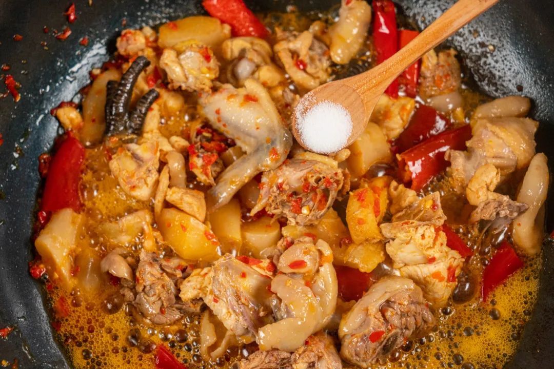 5.加水炖煮 :调味料加好后,倒入没过鸡块的热水,1把葱结,大火煮开.