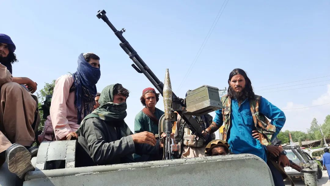 8月15日拍摄的塔利班武装人员（图源：新华社）